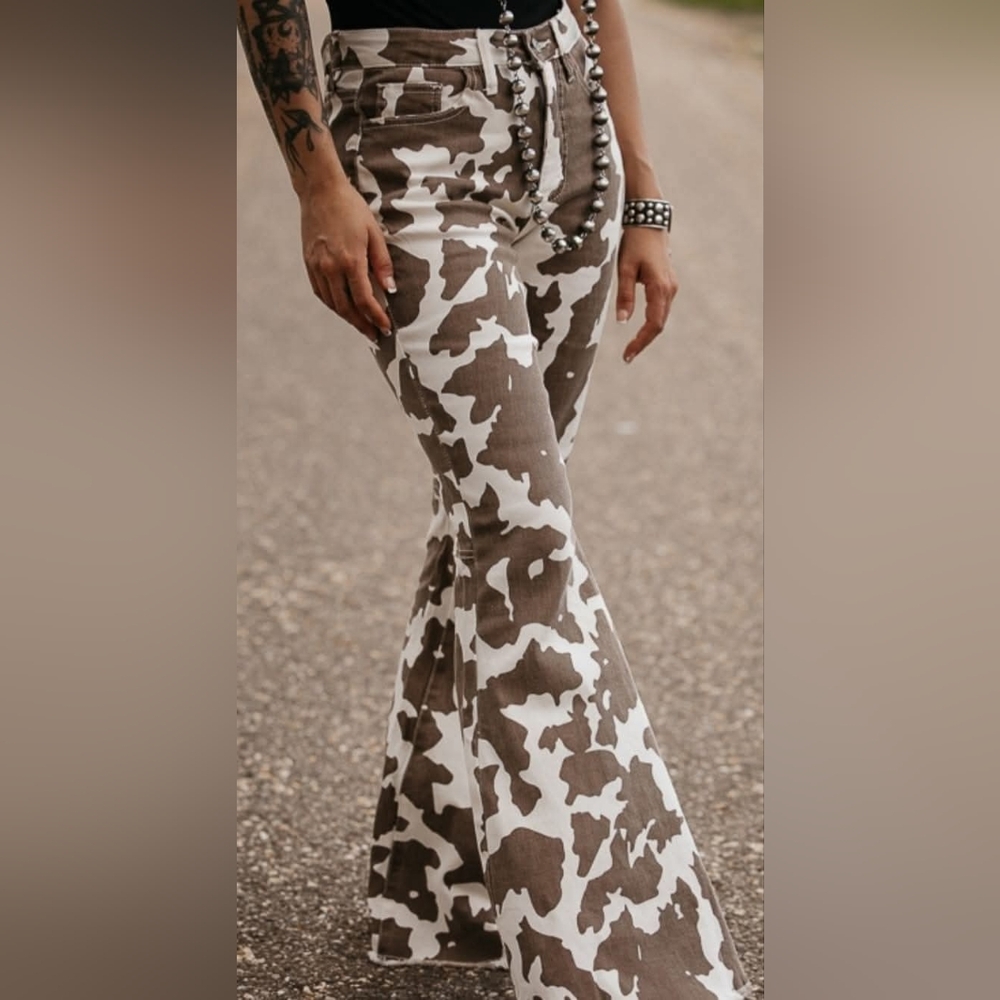 Lucky & Blessed Mid-Rise Cow Print Jeans. Wide Flare Leg Waist 17.25 Inseam32 - Picture 2 of 2